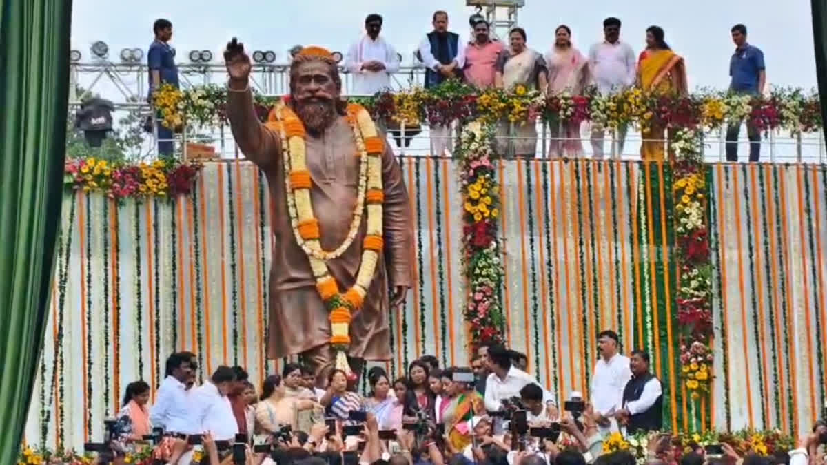 पैतृक गांव में दिशोम गुरु को नमन : सीएम हेमंत सोरेन ने किया 14 फीट ऊंची प्रतिमा का अनावरण, उमड़ा जनसैलाब