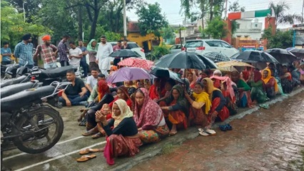 उधम सिंह नगर में युवक से बर्बरता: चाकू दिखाकर लूट और कुकर्म! भारी बारिश में धरने पर बैठीं महिलाएं