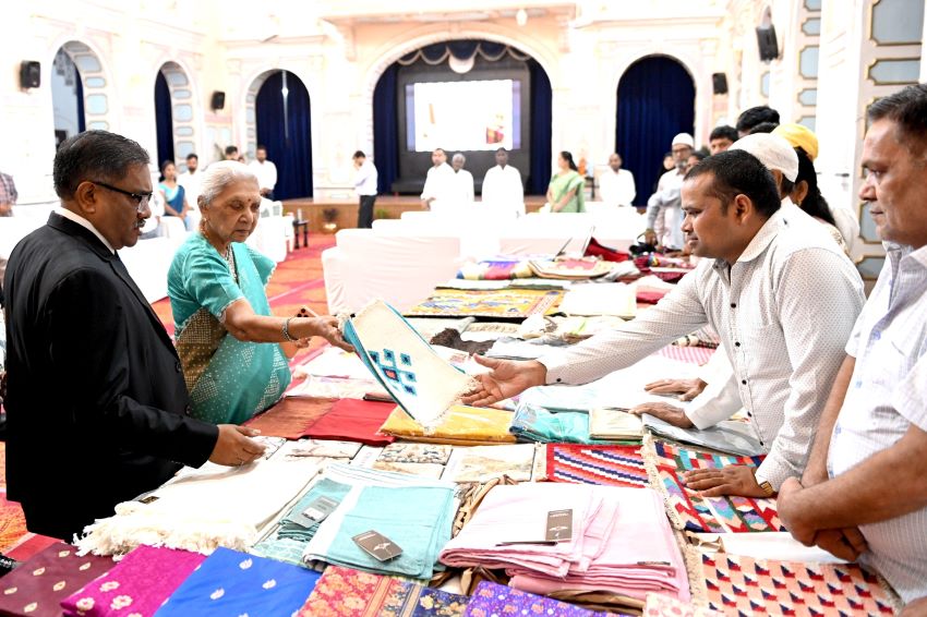 जनभवन बना हथकरघा का मंच, राज्यपाल ने बुनकरों को दिलाया भरोसा; हस्तशिल्प विश्वविद्यालय की तैयारी तेज