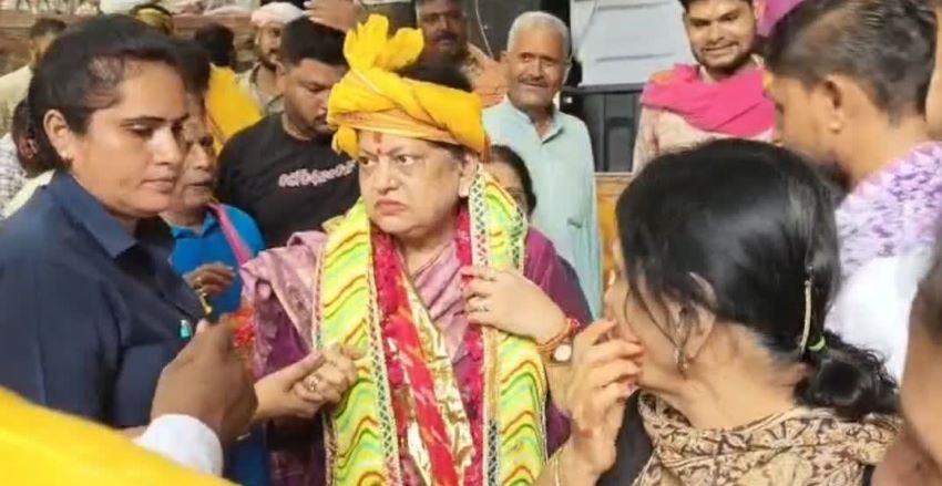 ठाकुर बांके बिहारी धाम पहुंचीं गृह मंत्री अमित शाह की धर्मपत्नी, देखें सोनल शाह की वृंदावन यात्रा की खास झलकियां