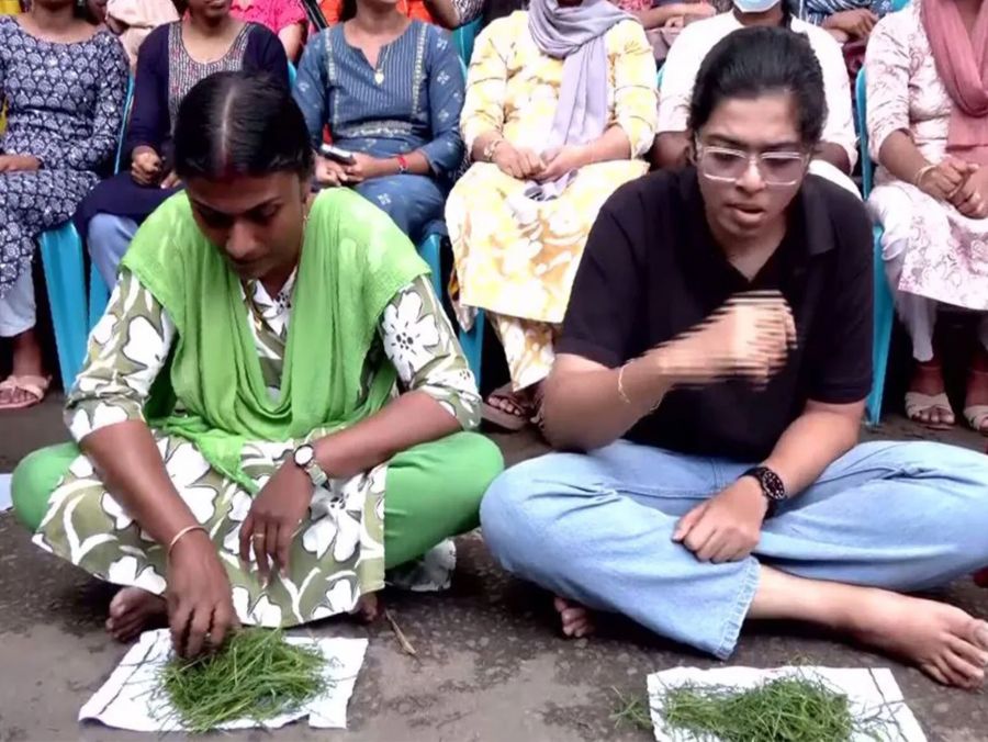 केरल में ‘घास खाने’ को मजबूर हुए छात्र ! परीक्षा पास करने के बावजूद नहीं मिल रहा नियुक्ति पत्र