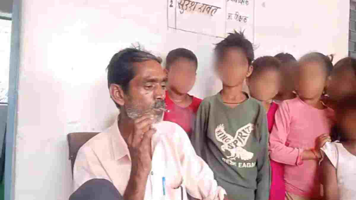 जेब में शराब, हाथ में बीड़ी: नशेड़ी शिक्षक ने छात्रों के बीच किया नशा, Video Viral