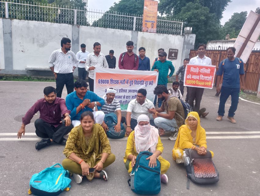 69000 शिक्षक भर्ती: नियुक्ति पत्र की मांग को लेकर शिक्षा मंत्री के आवास पर आरक्षित वर्ग के अभ्यर्थियों का प्रदर्शन