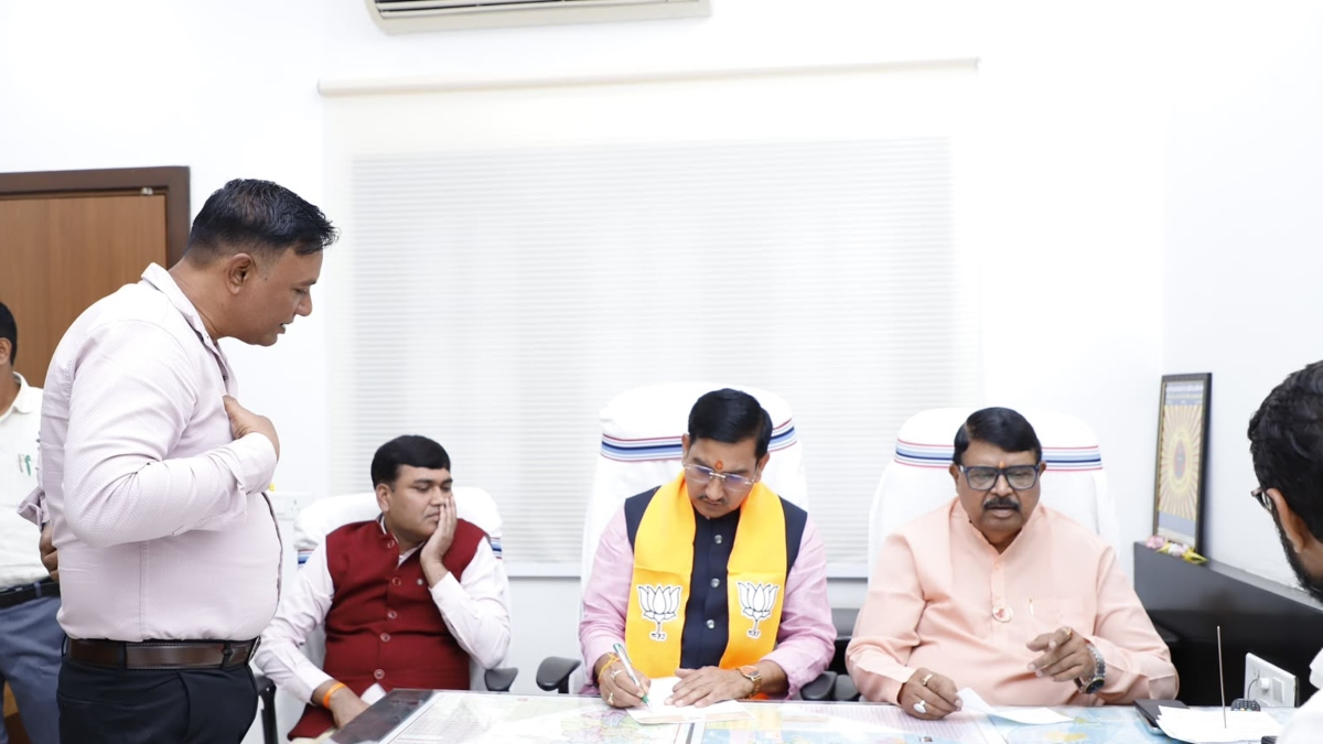 केंद्रीय मंत्री तोखन साहू का कार्यकर्ताओं से संवाद: समस्याओं को सुनकर किया निराकरण