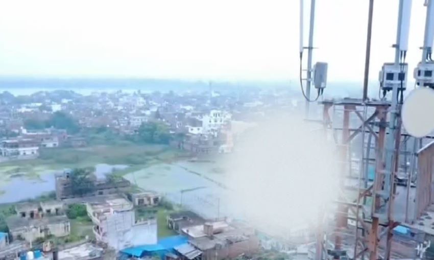 पहले रेप केस में भेजा जेल, अब उसी से शादी की जिद! मोबाइल टॉवर पर चढ़कर युवती ने मचाया भारी बवाल