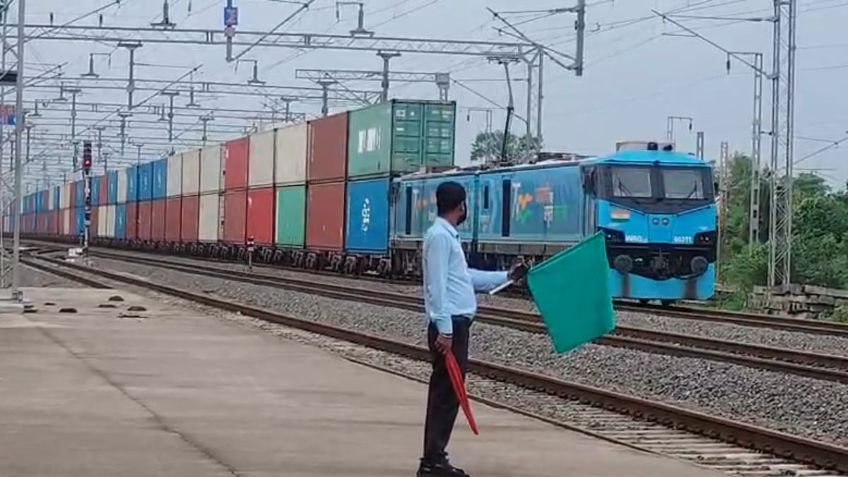 भारतीय रेल की बड़ी उपलब्धि: पहली डबल-स्टैक लॉन्ग-हॉल कंटेनर ट्रेन का सफल संचालन, देखें वीडियो