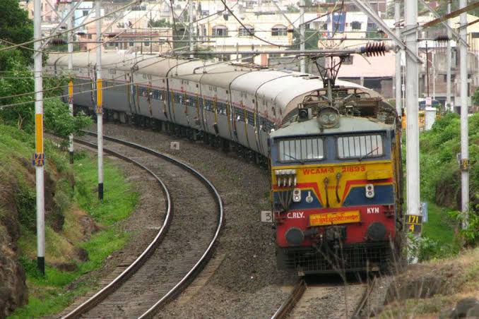 ट्रैक पर भेड़िए से टकराकर बेपटरी हुई सावन स्पेशल का असर जारी, कई ट्रेनें 11 घंटे तक लेट, यात्री परेशान