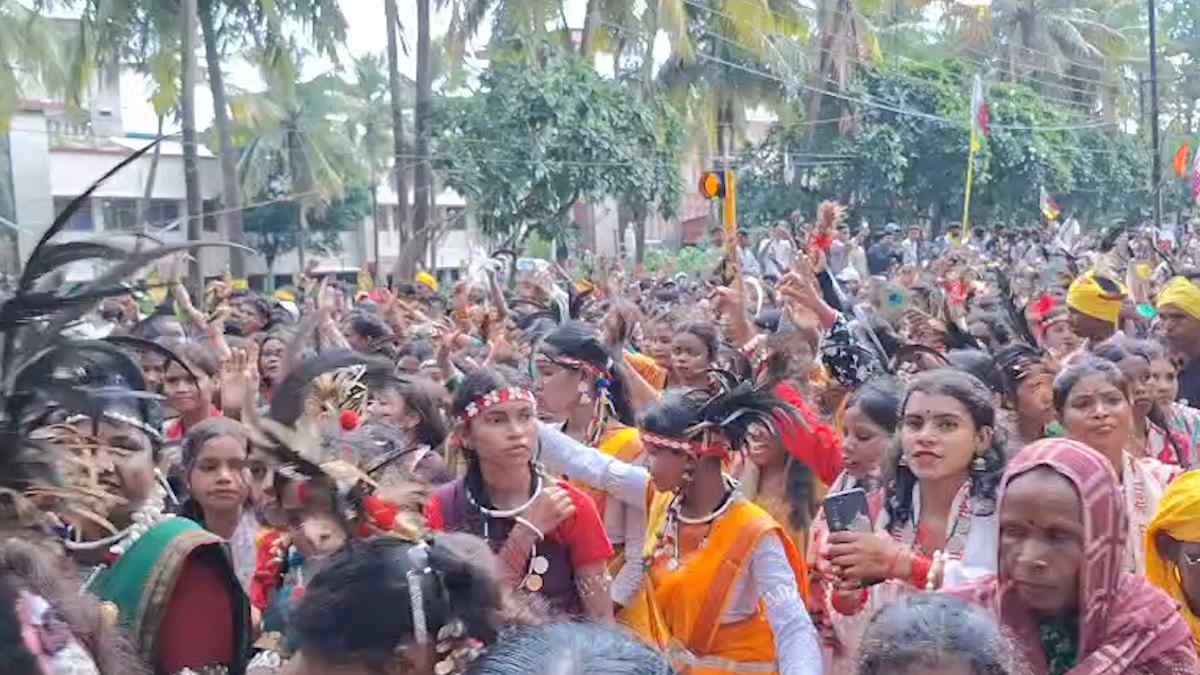 विश्व आदिवासी दिवस: पारंपरिक वेशभूषा में आदिवासी समाज ने निकाली रैली, समृद्ध संस्कृति का दिया संदेश…