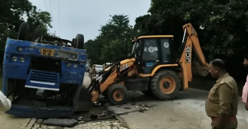 उन्नाव में रफ्तार का खौफनाक कहर! बेकाबू होकर पलटी यात्रियों से भरी बस; 1 महिला की मौत, 20 से अधिक घायल