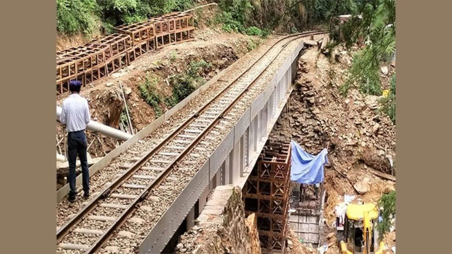 हिमाचल में बारिश का कहर: कालका-शिमला रेल रूट पर लैंडस्लाइड, 10 ट्रेनें रद्द; 400 से ज्यादा यात्री सुरक्षित