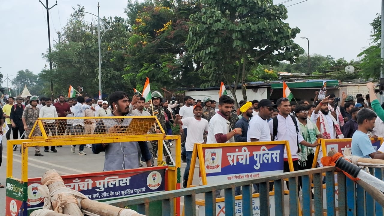 Ranchi Student Protest LIVE: JPSC-JSSC आंदोलन में दिखा गजब का जुनून, देवेंद्र महतो को कंधे पर लेकर विधानसभा की ओर बढ़े छात्र