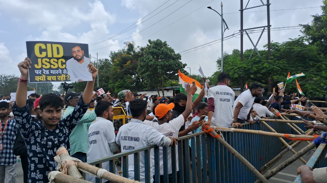 Ranchi Student Protest LIVE: JPSC-JSSC आंदोलन में दिखा गजब का जुनून, देवेंद्र महतो को कंधे पर लेकर विधानसभा की ओर बढ़े छात्र