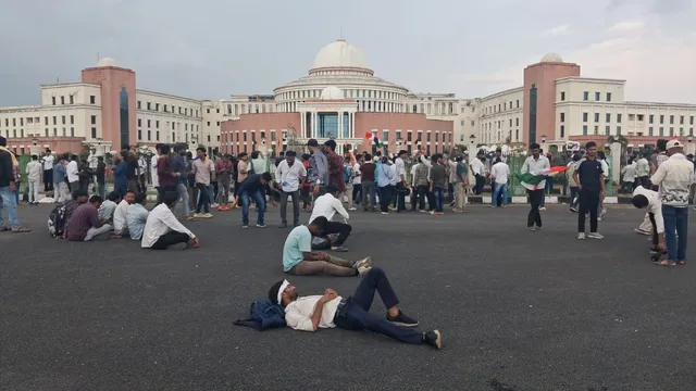 JPSC-JSSC Protest: विधानसभा Gate No. 1 पर डटे छात्र, पुलिस ने छोड़े आंसू गैस के गोले