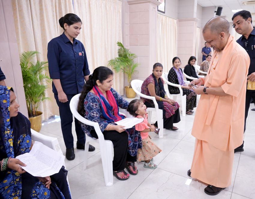 जनता दर्शन में भाई ने बताई बहन की गंभीर बीमारी, फिर सीएम योगी ने जो किया उसने सबका दिल जीत लिया