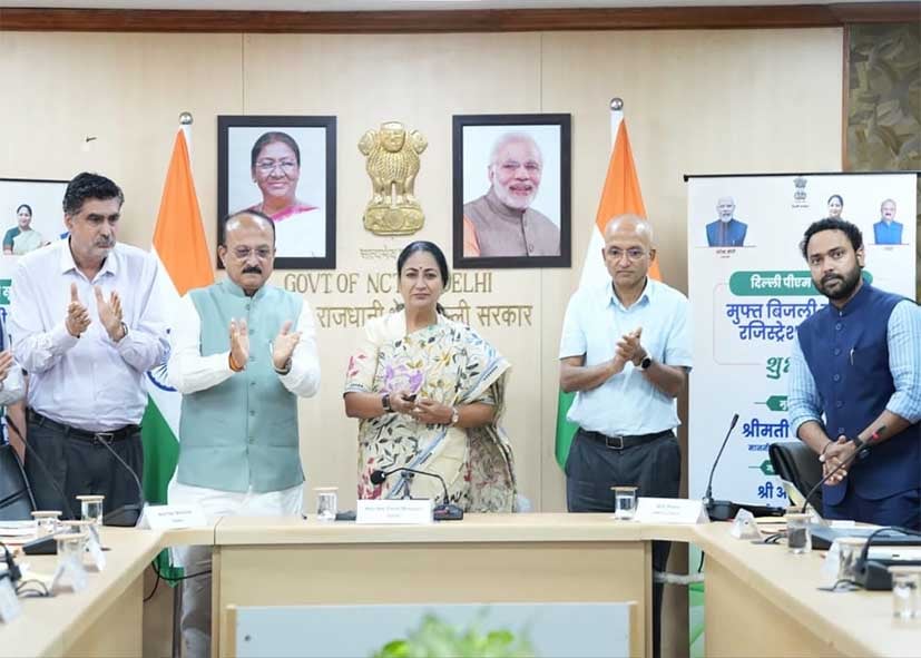 दिल्ली में 2.25 लाख घरों को मुफ्त सोलर पैनल, CM ने लॉन्च किया पोर्टल; ये लोग कर सकेंगे आवेदन