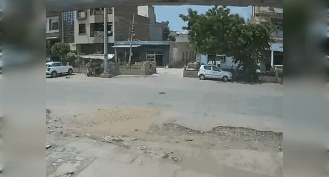 बाइक से जा रहा था युवक, SUV ने पीछा कर मारी टक्कर; फिर चार युवकों ने लाठी-डंडों से पीटा, CCTV सामने आया