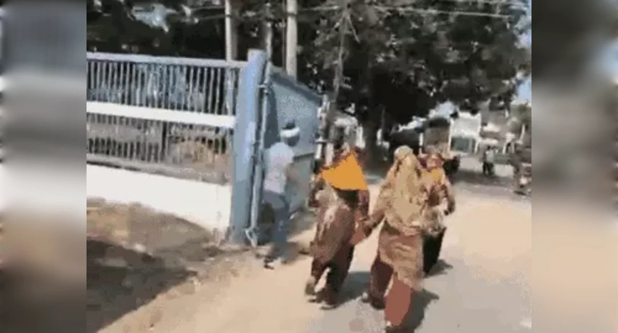 कचरा गाड़ियां रोकने पर भिड़े सफाई कर्मचारी और पुलिस, महिला को लात मारने का वीडियो सामने आया