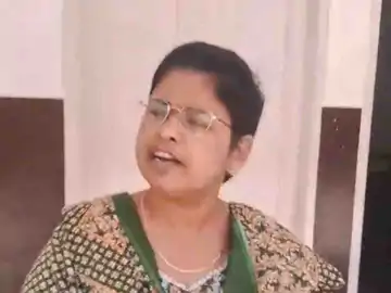 वोट बनवाने पहुंचे BLA-2 से भिड़ीं महिला BLO, चप्पल निकालकर बोलीं- SDM या PM से शिकायत कर लो