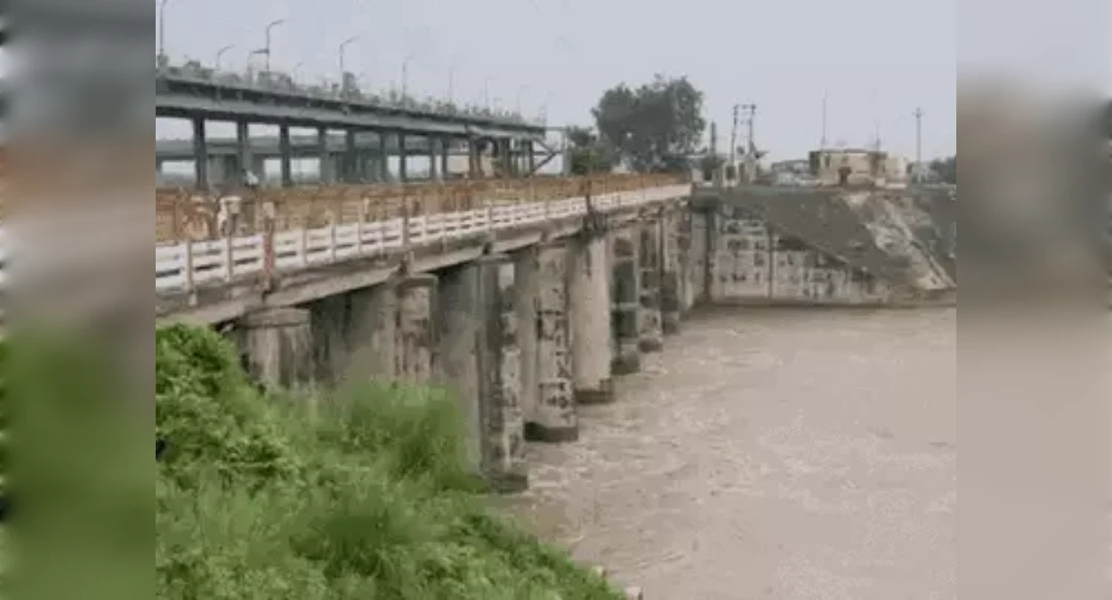 यमुना में अचानक डूबने लगी सेना की मोटर बोट, 3 जवान 600 मीटर तैरकर निकले; एक लापता