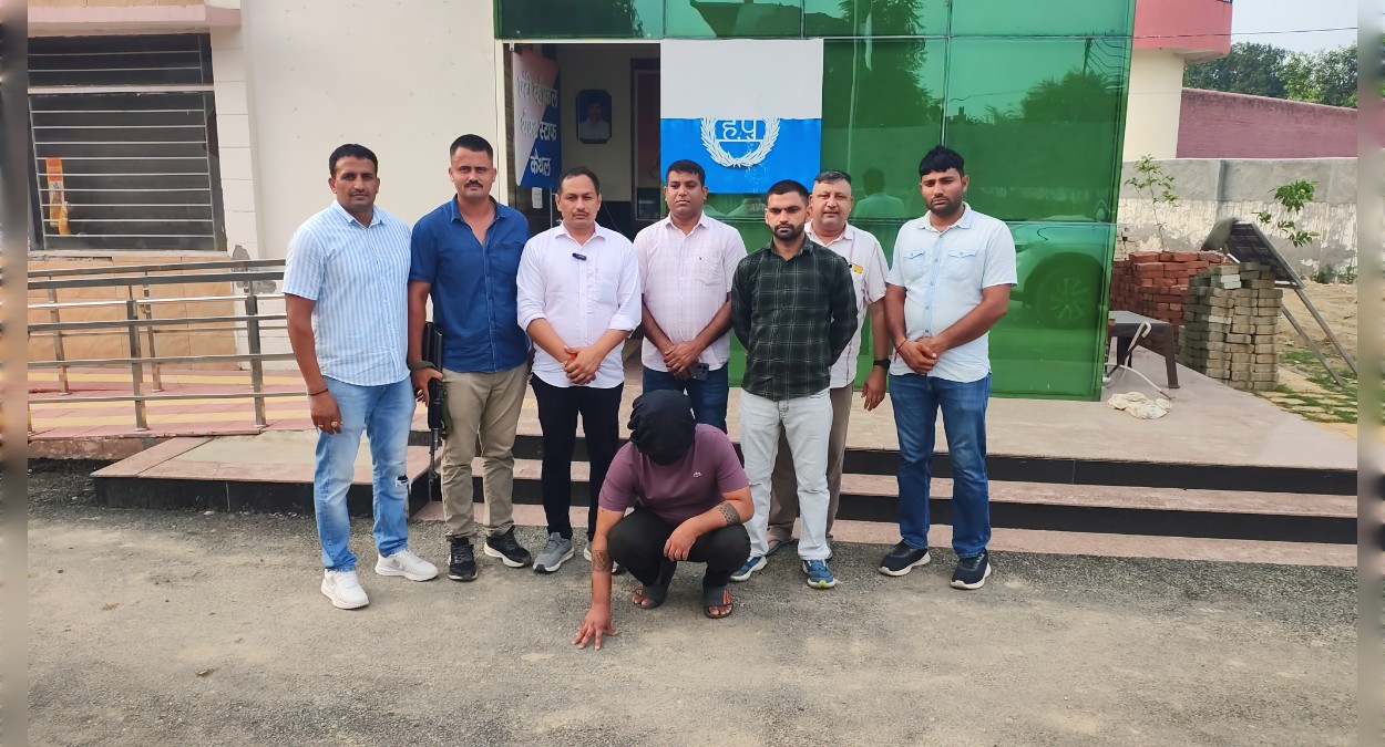 हाईवे पुल के नीचे पिट्ठू बैग लेकर बैठा था युवक, तलाशी में मिले 2 अवैध कट्टे और 4 कारतूस