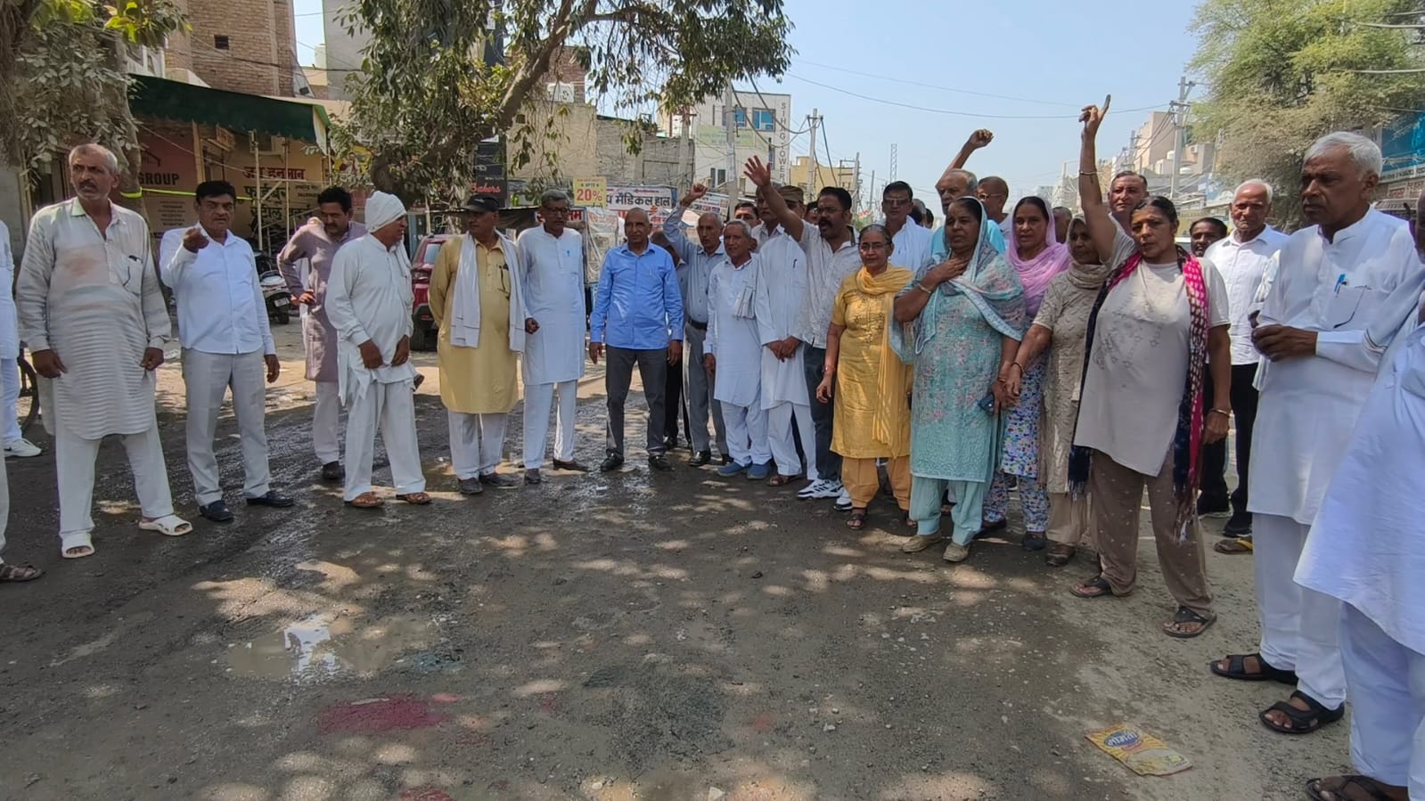 20 महीने से सड़क और सीवरेज का काम अधूरा, आजाद नगर की हालत देख संपत सिंह ने सरकार को घेरा