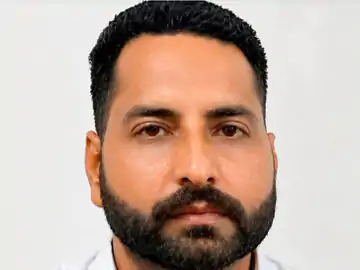 बाइक को टक्कर मारकर भागा EV कार ड्राइवर, परिचित ने पीछा कर नोट किया नंबर; 34 साल के युवक की मौत
