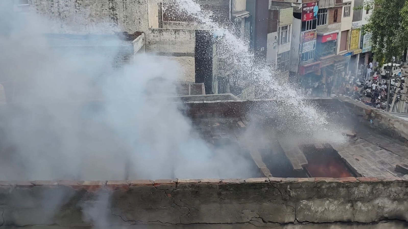 हिसार की इस मार्केट में अचानक भड़की आग, स्कूल ड्रेस की दुकान में करोड़ों का नुकसान