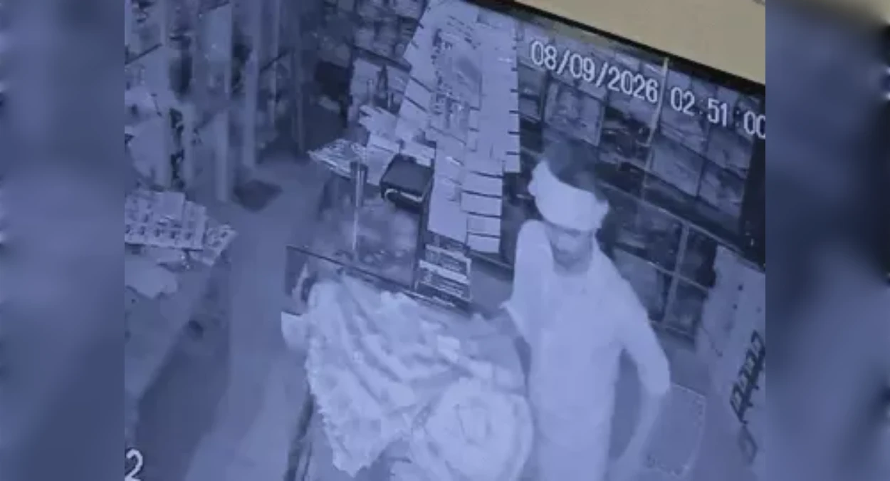 मंदिर जाते समय टूटा मिला शटर, दुकान से 7 लाख नकद और नोटों के हार गायब; CCTV में दिखे 3 लोग