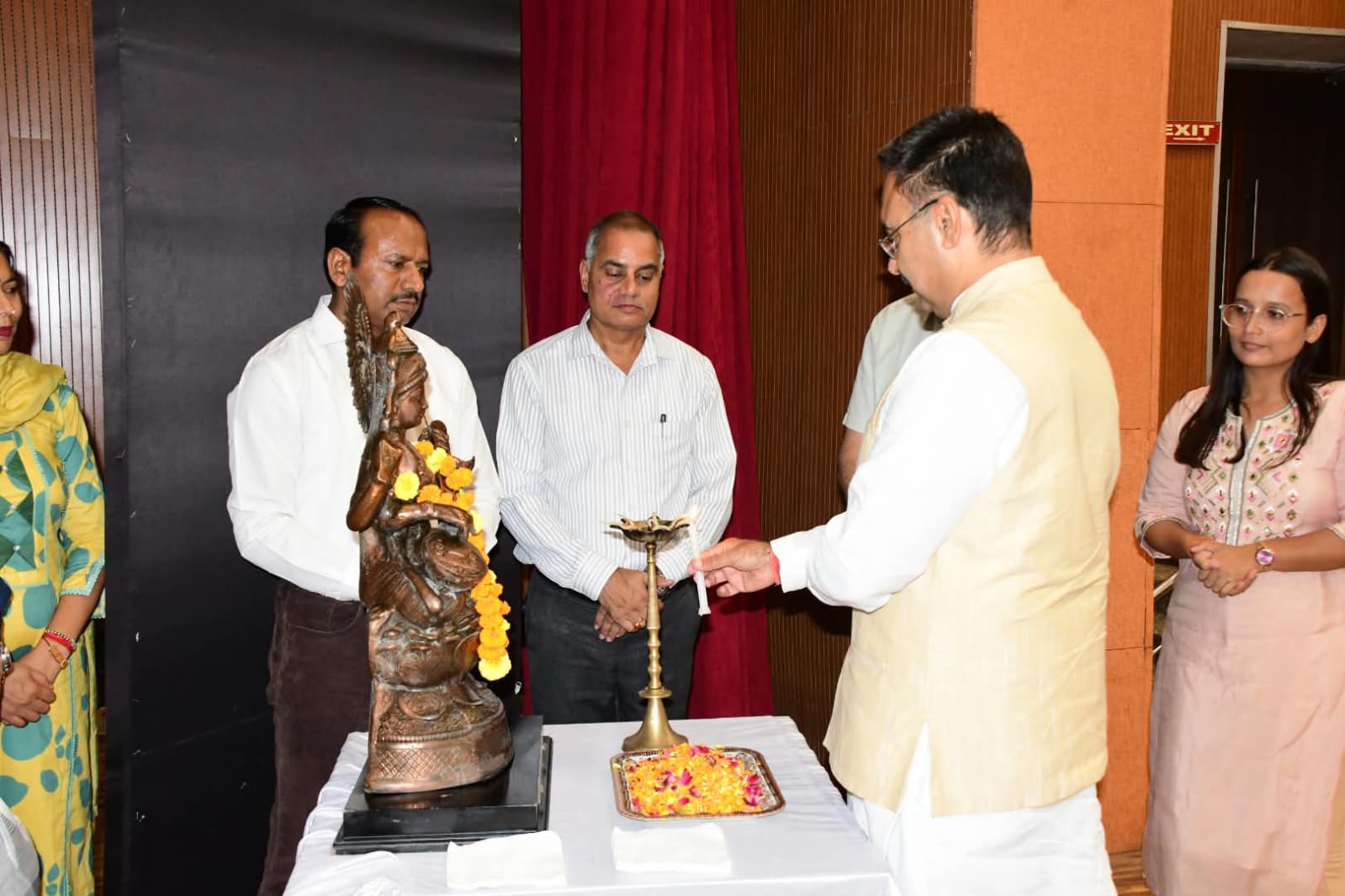 गरीबी बड़ी हो सकती है, सपने नहीं… हरविन्द्र कल्याण ने शिक्षकों से क्या कहा?