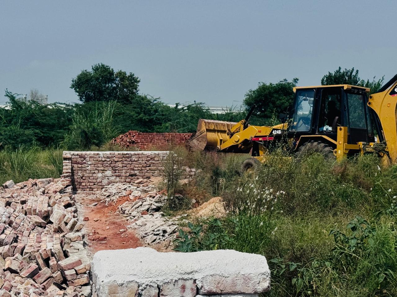 सोनीपत में 6.5 एकड़ की अवैध कॉलोनी पर चला बुलडोजर, प्लॉट खरीदारों को चेतावनी