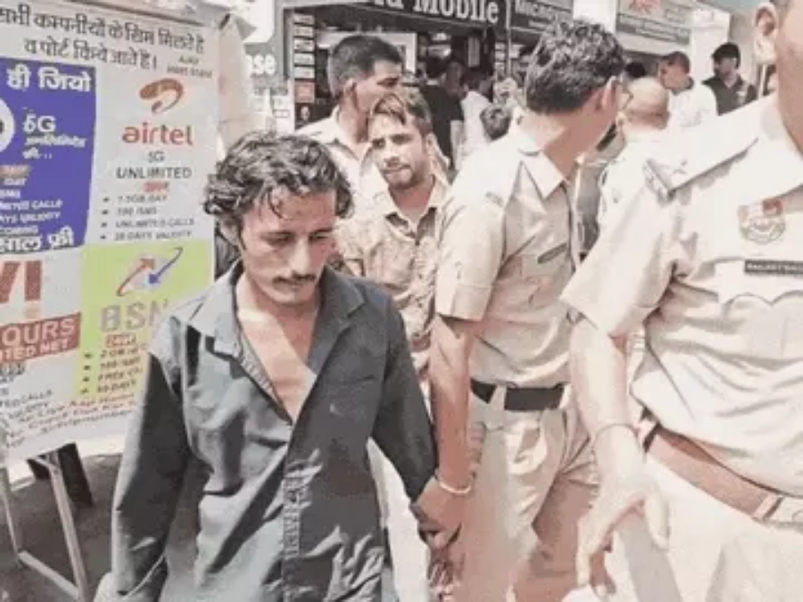मोबाइल बेचने पहुंचे चोर, सामने था असली मालिक; पिन डालते ही खुल गया पूरा राज