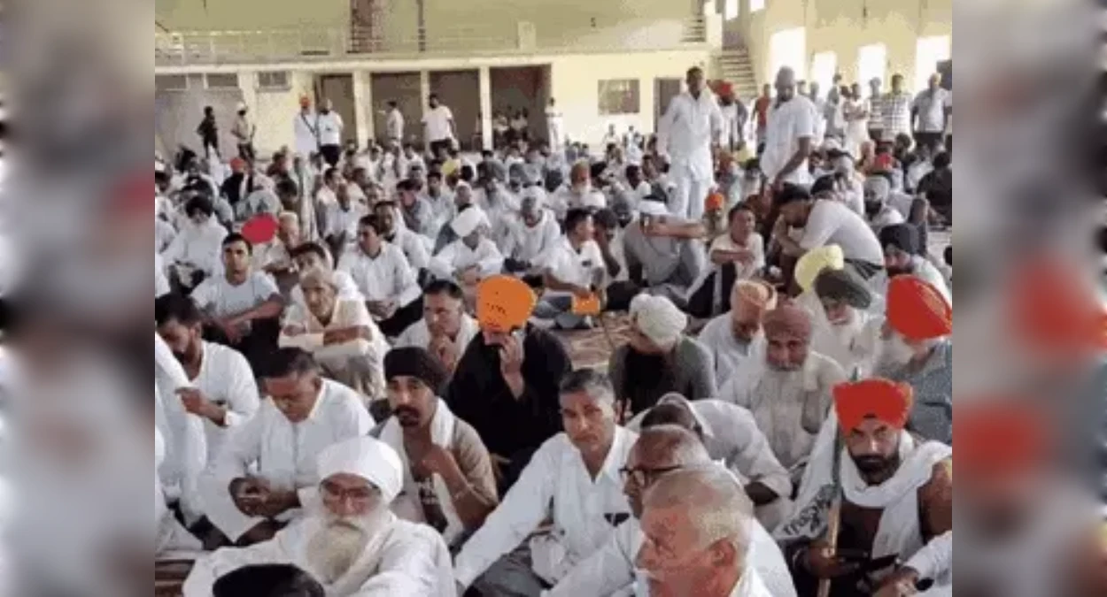बैरिकेडिंग के सामने पहुंचे किसान, वाटर कैनन और आंसू गैस चली; फिर फ्लाईओवर पर चढ़े