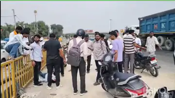 सड़क पर बिखरे थे मूंगफली के दाने, बाइक फिसली और पीछे से आई कार ने युवक को कुचल दिया