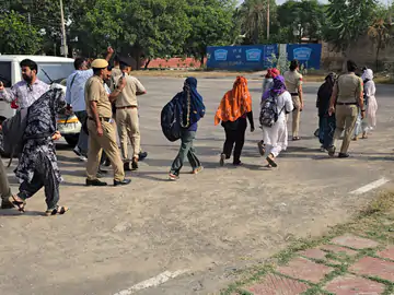 स्पा सेंटर को लेकर मिल रही थीं शिकायतें, पुलिस ने रेड कर 12 लोगों को पकड़ा