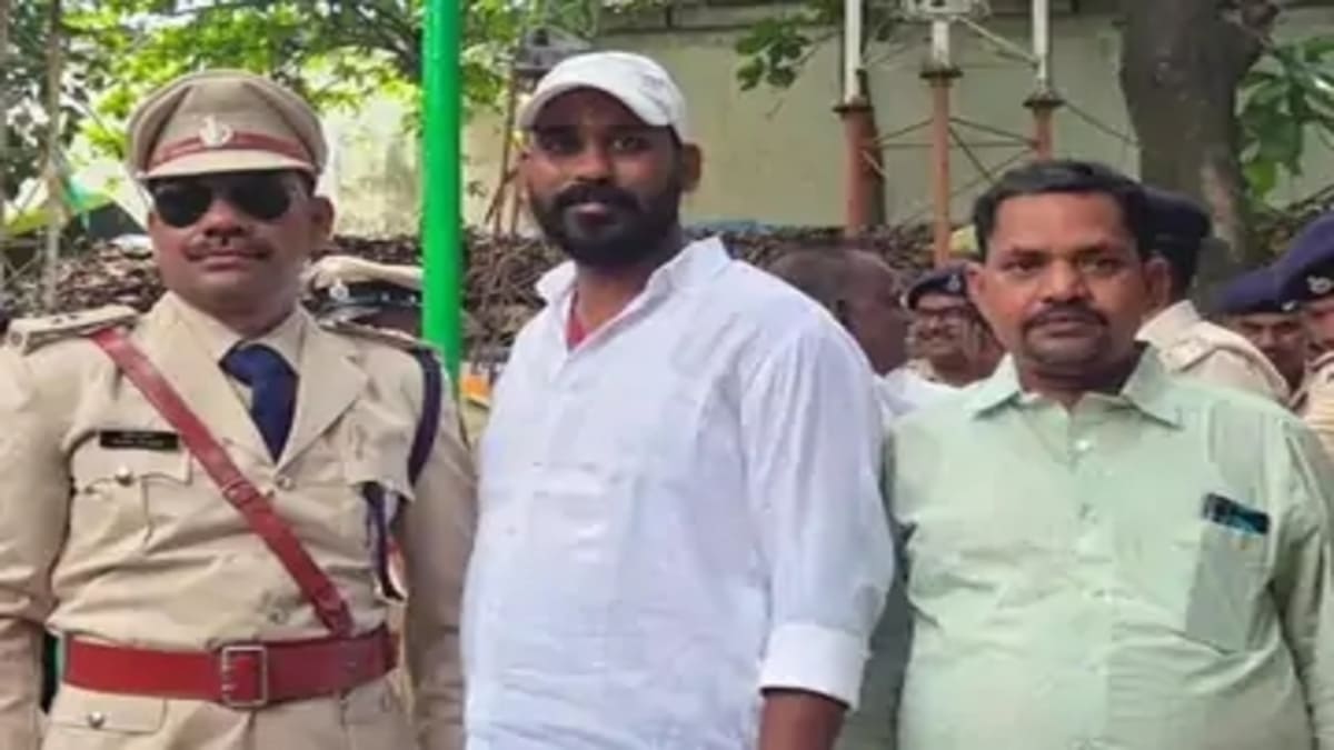 पटना के दीदारगंज में हर्ष फायरिंग का वीडियो वायरल, थानेदार के साथ आरोपी की फोटो आई सामने