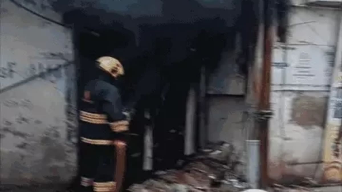 पटना के जमाल रोड में बैंक ऑफ इंडिया के नीचे प्लास्टिक गोदाम में लगी भीषण आग, हुआ भारी नुकसान