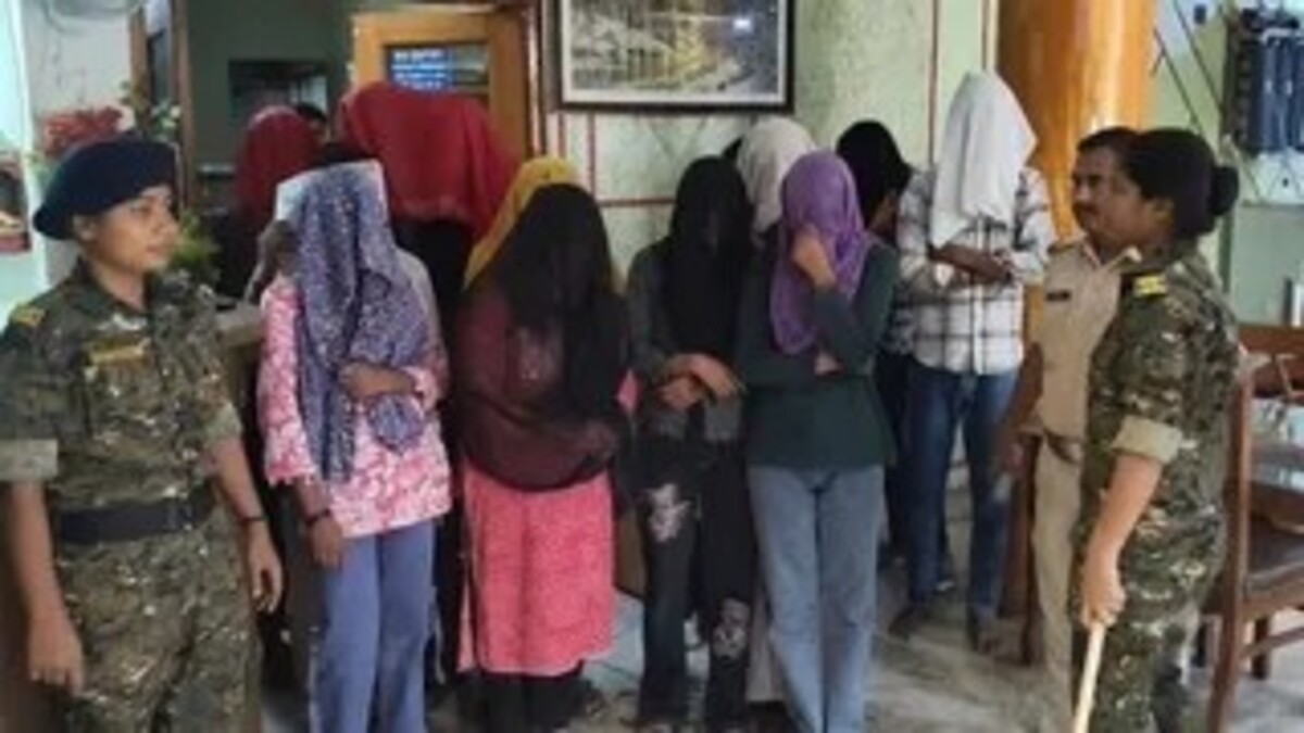 होटल में पुलिस की छापेमारी, देह व्यापार का खुलासा, 14 लोग हिरासत में
