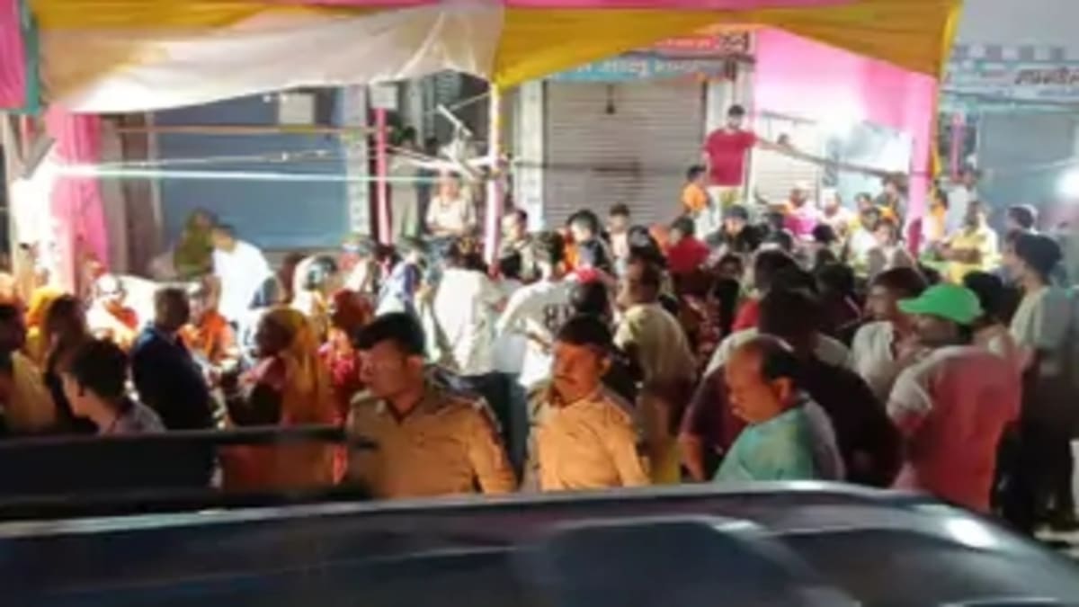 चाय लेकर लौट रही महिला को तेज रफ्तार बाइक ने कुचला, मौत के बाद मचा बवाल