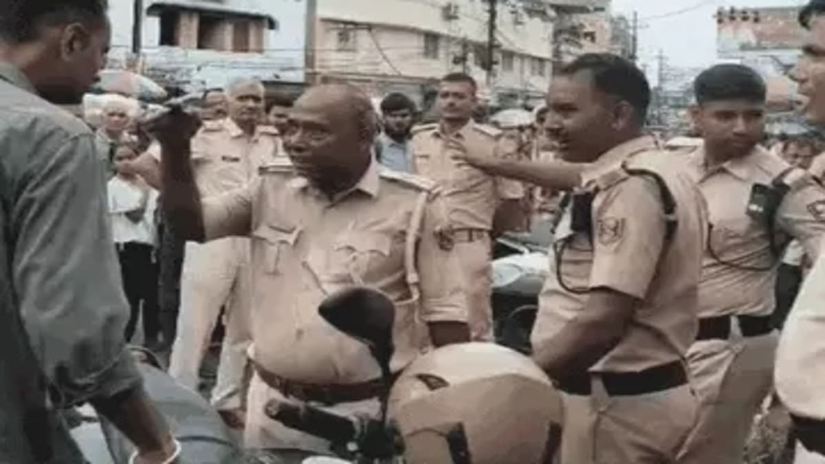 स्टेशन मास्टर की हेकड़ी धरी रह गई, चेकिंग में पॉल्यूशन फेल, पुलिस से भिड़ा तो जब्त हुई बाइक