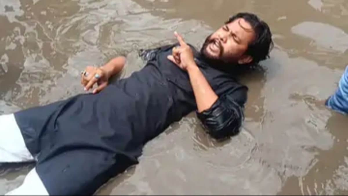 किशनगंज के पश्चिमपाली में जलजमाव, नाले ऊंचे और सड़क बनी जलाशय, अनोखे अंदाज में समाजसेवी का विरोध