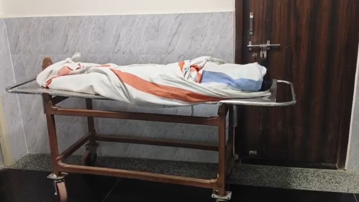 पैसेंजर ट्रेन से उतरते वक्त ट्रैक पर गिरी छात्रा, पहचान करने की कोशिश में पुलिस