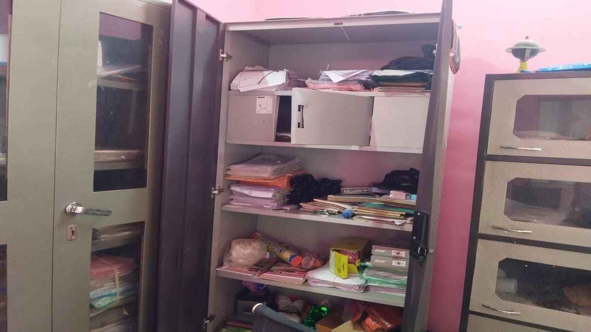 किशनपुर स्कूल में चोरी: ताला तोड़कर दो लैपटॉप और एक टैब उड़ा ले गए चोर, जांच में जुटी पुलिस