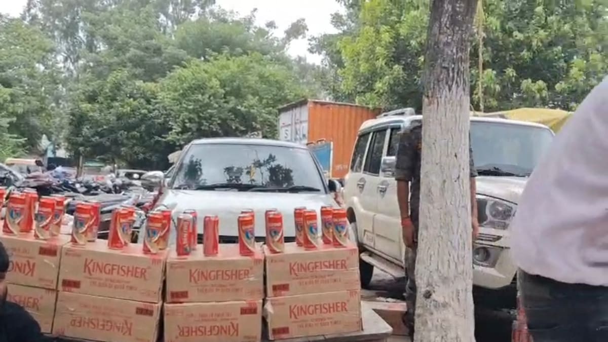 उत्पाद विभाग की बड़ी कार्रवाई, पटना में पुलिस लिखी गाड़ी से 4 लाख की अवैध बियर जब्त, तीन गिरफ्तार