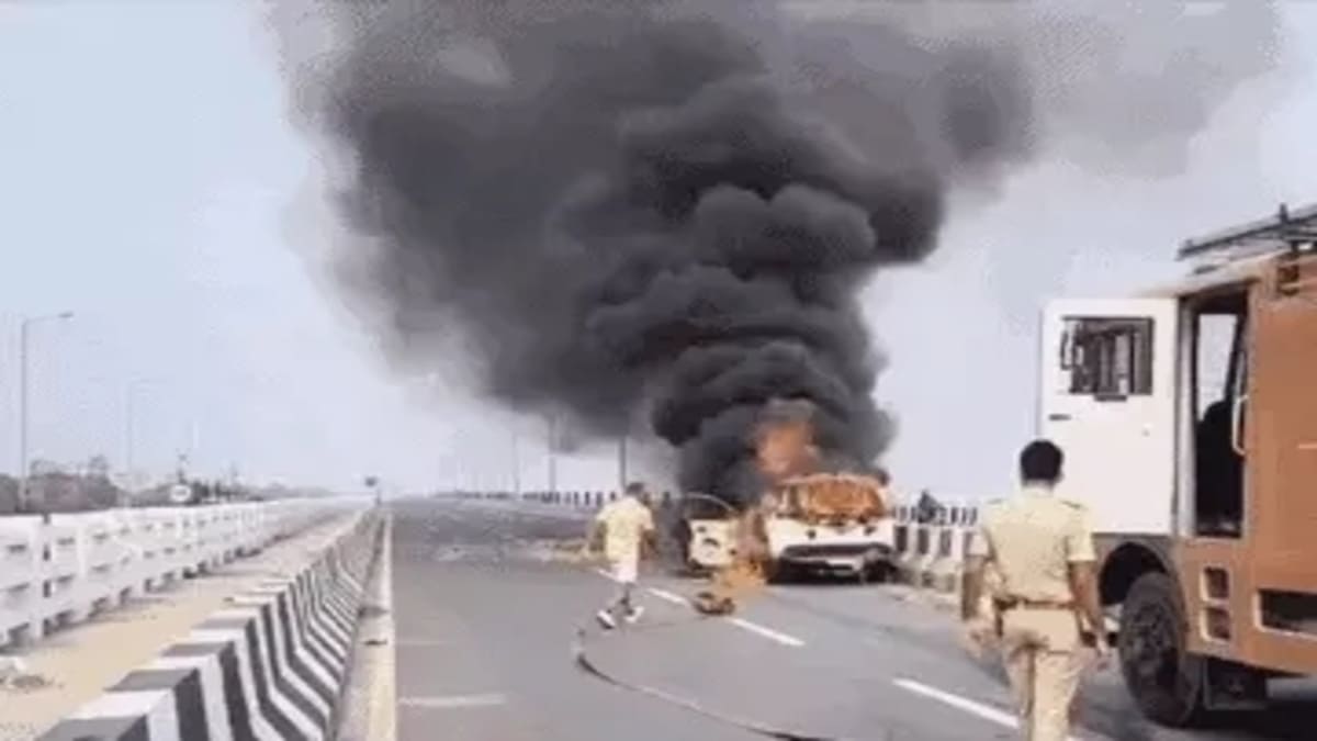 पटना में पीएमसीएच के सामने मरीन ड्राइव पर चलती इनोवा कार में लगी भीषण आग, ड्राइवर फरार