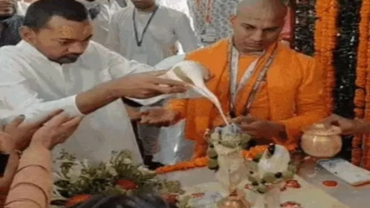 जन्माष्टमी पर मंदिर के अंदर और बाहर भीड़, इस्कॉन टेंपल में निशांत ने किया राधा-कृष्ण का अभिषेक