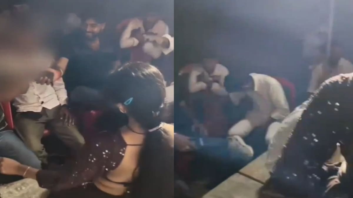 कैमूर में बार बालाओं के ठुमकों पर फिदा हुए दो दारोगा, वीडियो वायरल होने पर एसपी ने किया सस्पेंड