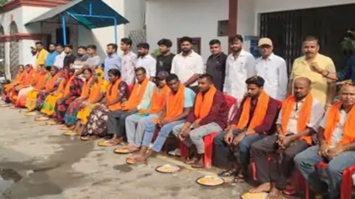 किशनगंज में विहिप स्थापना दिवस पर कार्यकर्ताओं ने सफाई कर्मियों के पैर दूध से धोकर किया सम्मानित