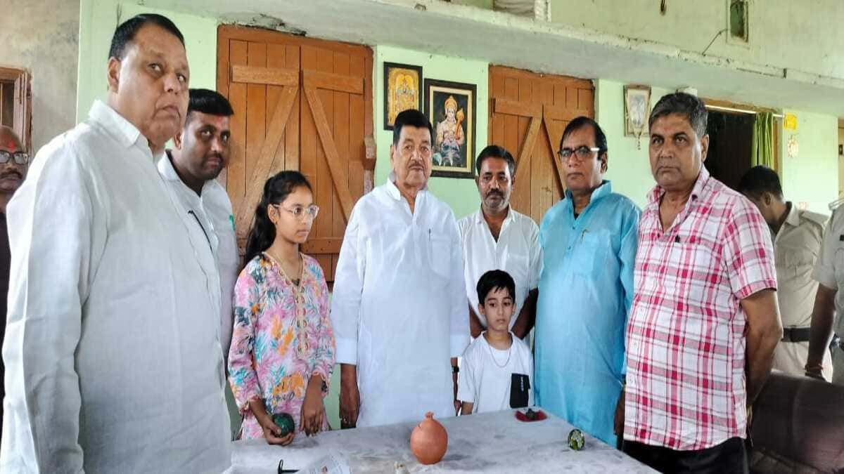 सहरसा में नेपाल आपदा पीड़ितों की मदद, वैष्णवी ने अपनी गुल्लक की पूरी जमापूंजी की दान