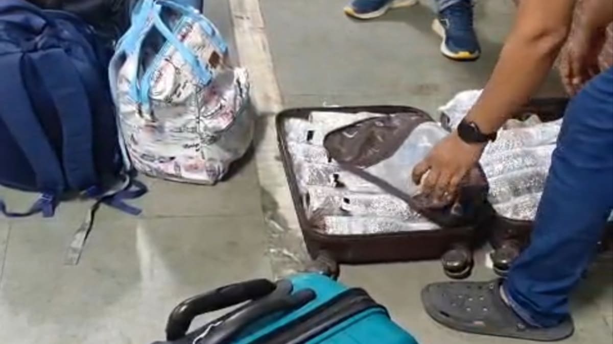 समस्तीपुर में RPF की बड़ी कार्रवाई, AC फर्स्ट क्लास में 75 लीटर विदेशी शराब के साथ युवक-युवती गिरफ्तार