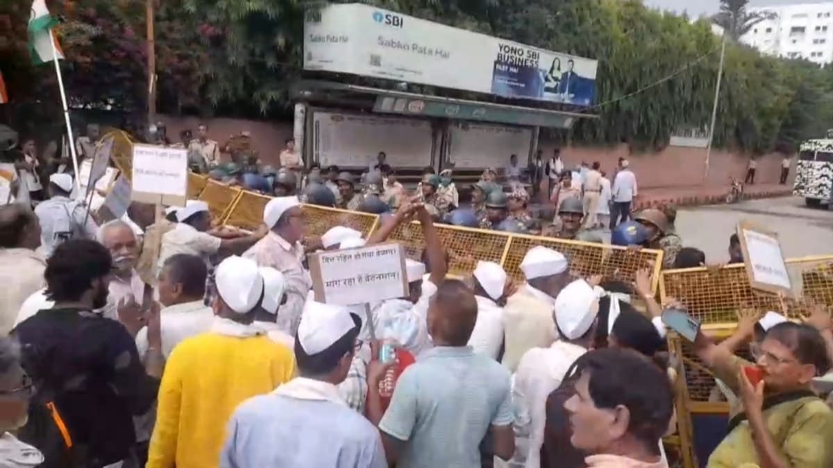 पटना की सड़कों पर हाथ में कटोरा और गले में कफन लपेटकर उतरे अतिथि शिक्षक, बैरिकेडिंग तोड़ने की कोशिश